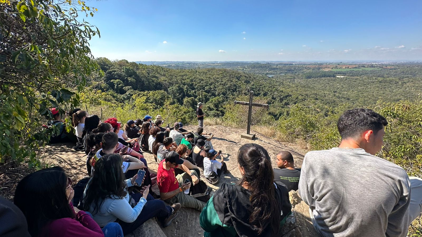 Estudantes e educadores do cursinho CEC UFSCar Sorocaba reunidos durante atividade ao ar livre na FLONA
